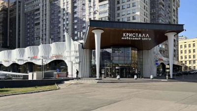 Двери в шоу-руме ТЦ Кристал